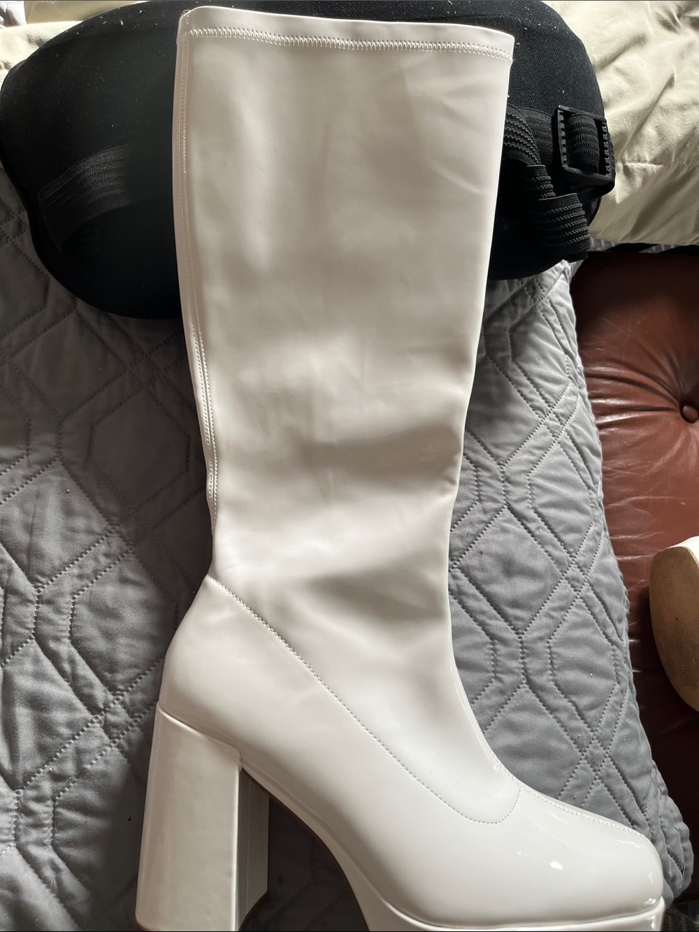 Women’s High Block-Heel Knee Boot in White dream pairs size 8.5